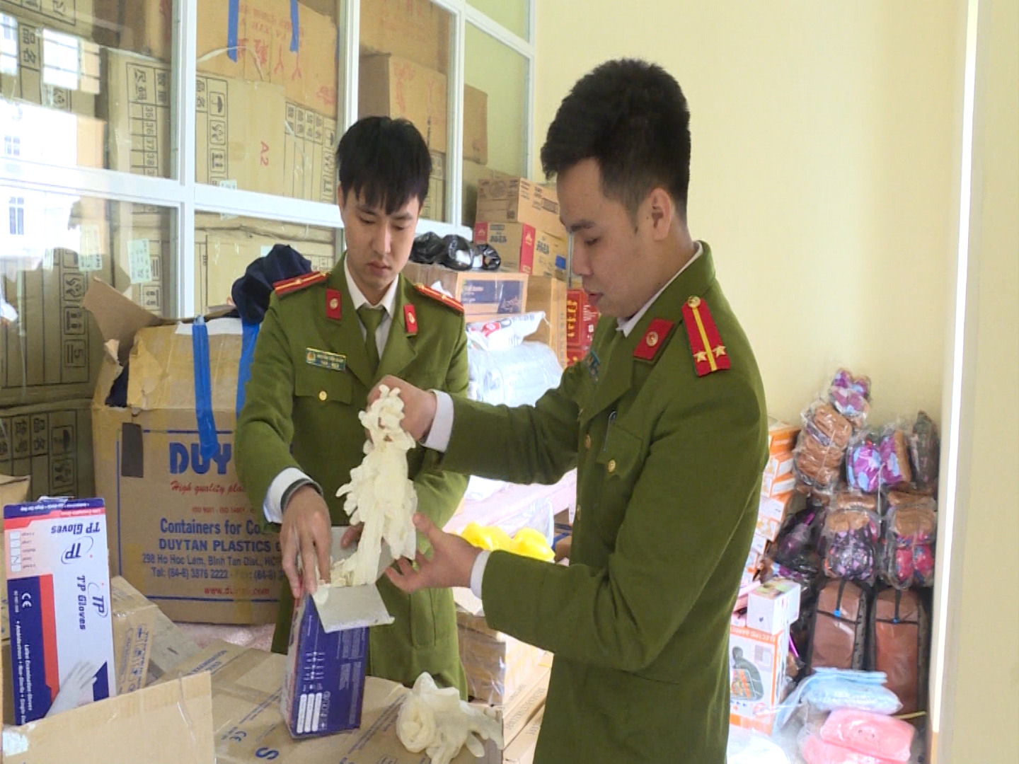Công an thành phố Việt Trì thu giữ số lượng lớn hàng hóa nhập lậu